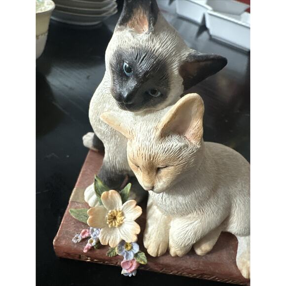 A Country Artist Kitten Tales Book of Friendship Cat Figurine CA04664 - Picture 5 of 9